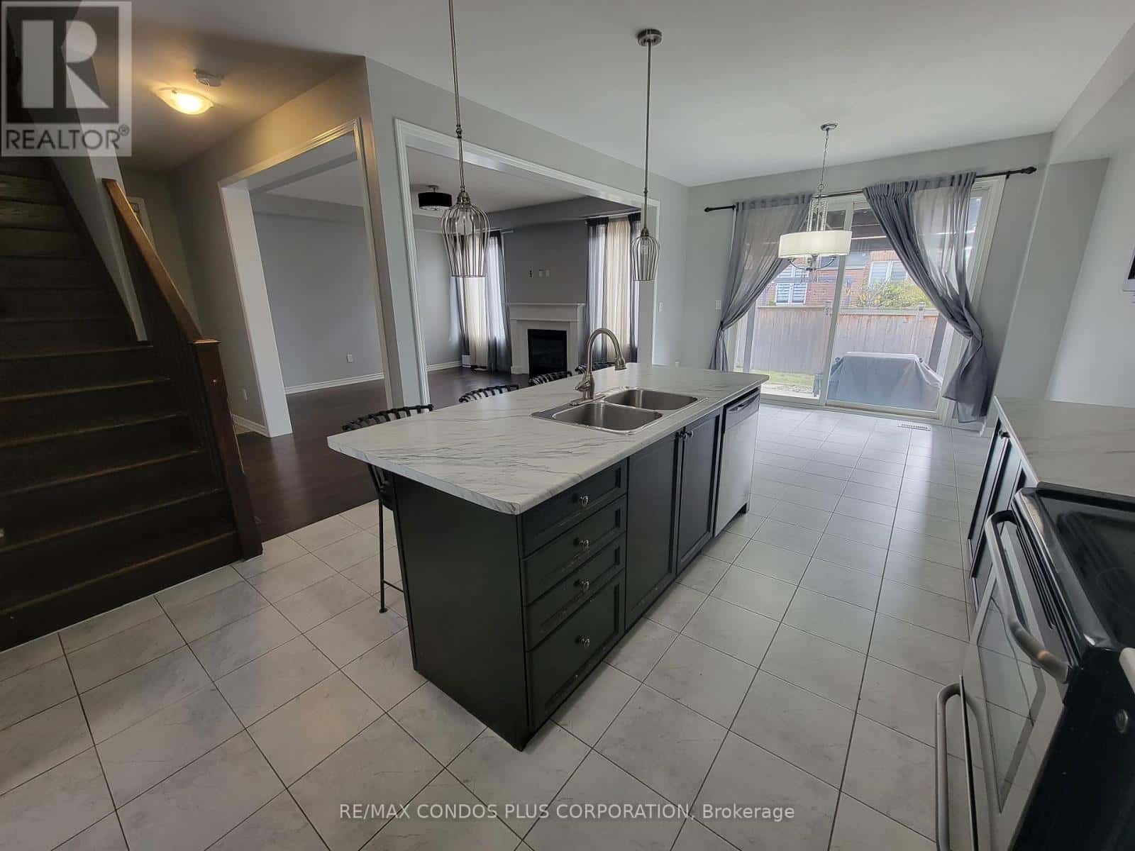 1542 TOUGH GATE — Milton (CL Clarke), Ontario - Photo 4 of 37