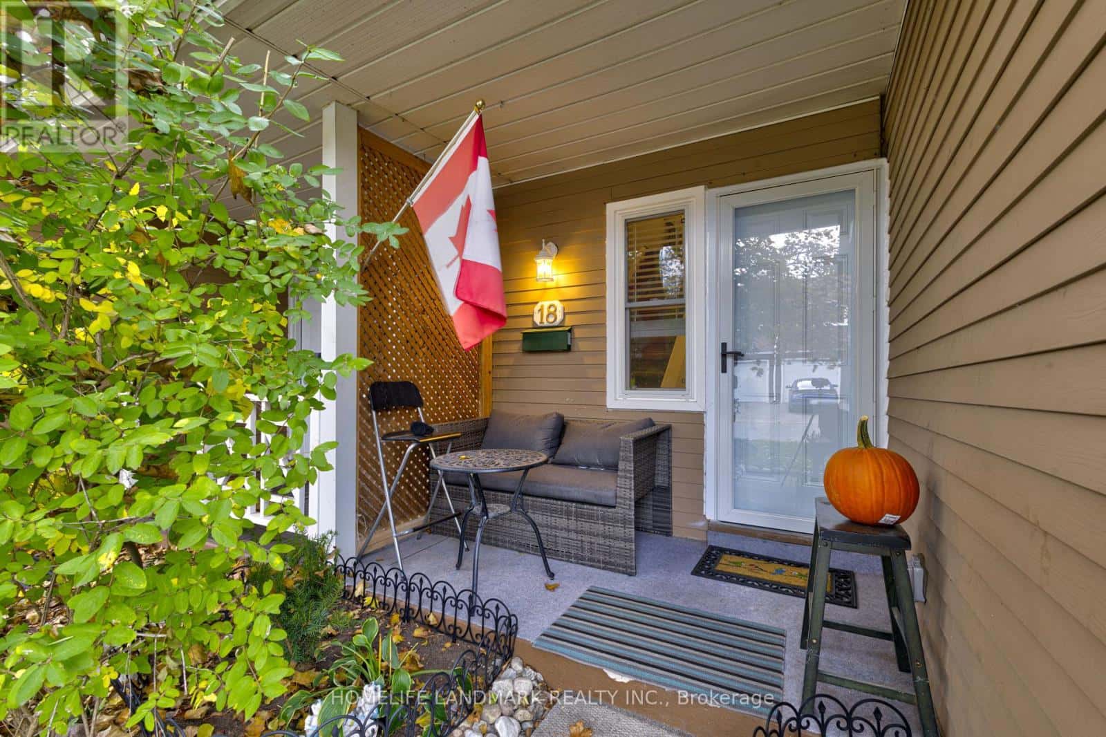 18 - 2185 FAIRCHILD BOULEVARD — Burlington (Tyandaga), Ontario - Photo 2 of 32