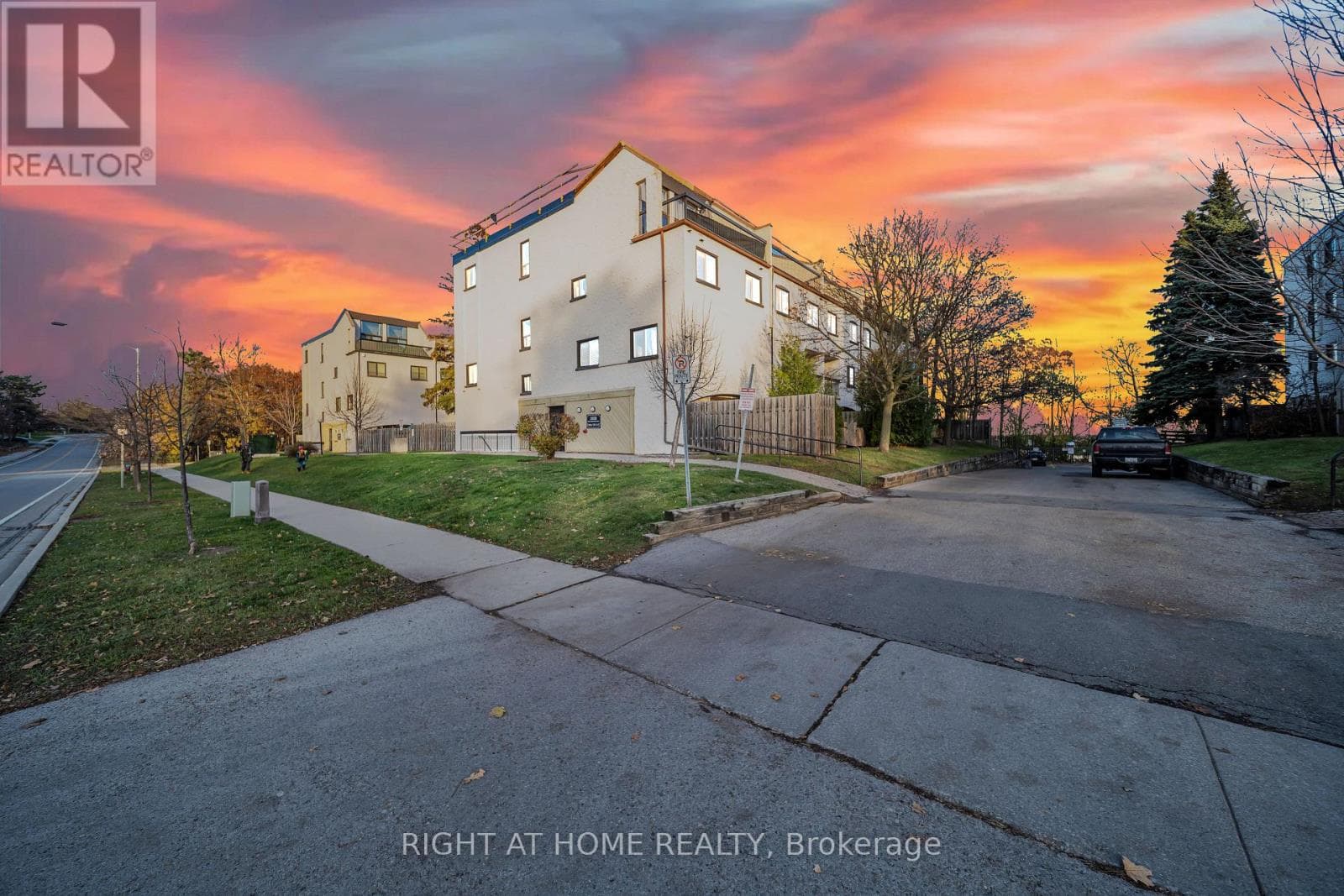 132 - 1058 FALGARWOOD DRIVE — Oakville (FA Falgarwood), Ontario - Main photo