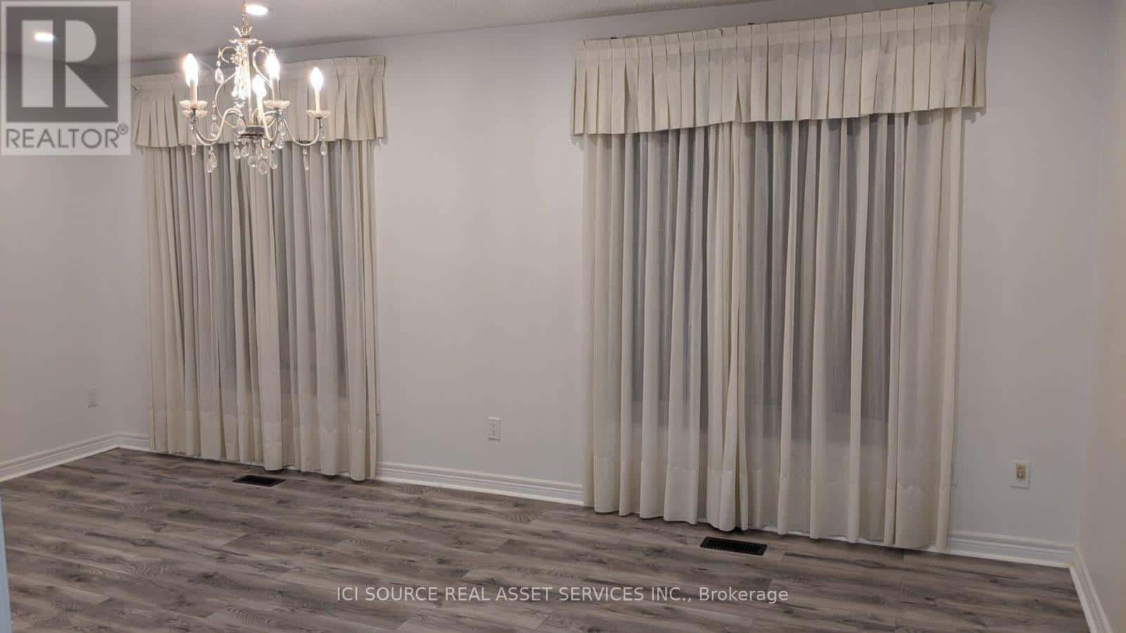 MAIN FL - 354 PARK ROAD N — Oshawa (McLaughlin), Ontario - Photo 2 of 10