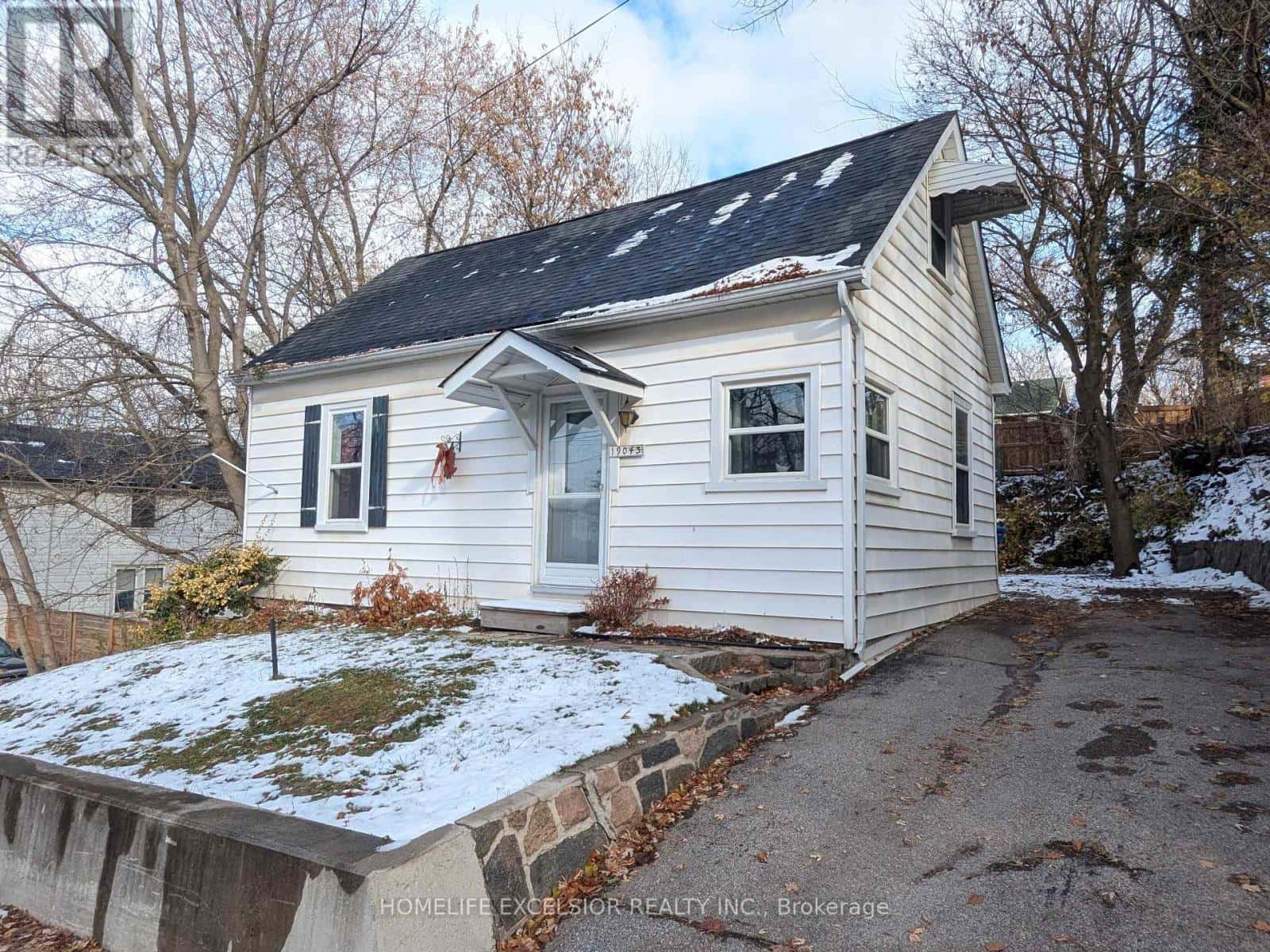 19043 CENTRE STREET — East Gwillimbury (Mt Albert), Ontario - Photo 2 of 32