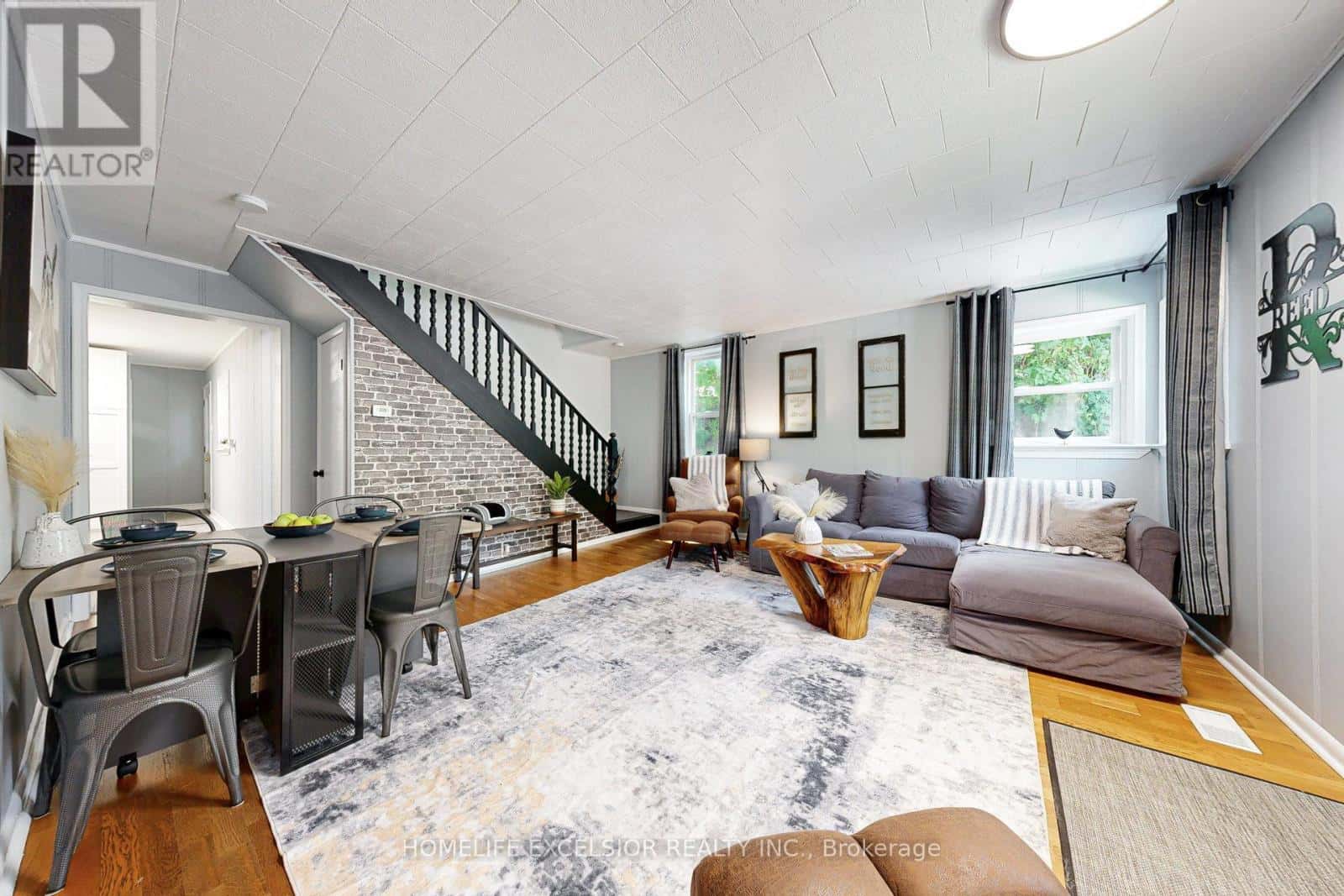 19043 CENTRE STREET — East Gwillimbury (Mt Albert), Ontario - Photo 4 of 32