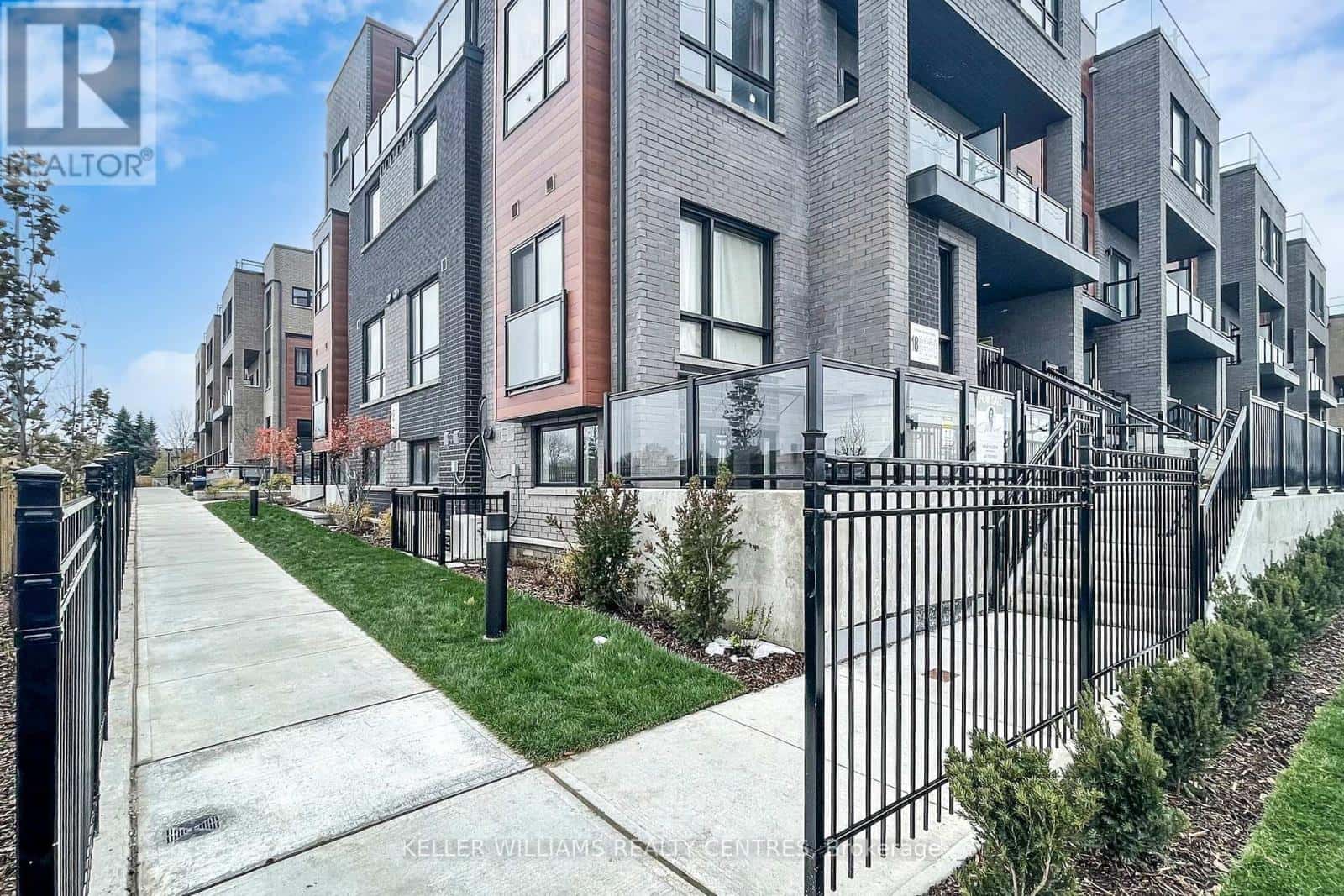 17 - 18 LYTHAM GREEN CIRCLE — Newmarket (Glenway Estates), Ontario - Photo 3 of 23