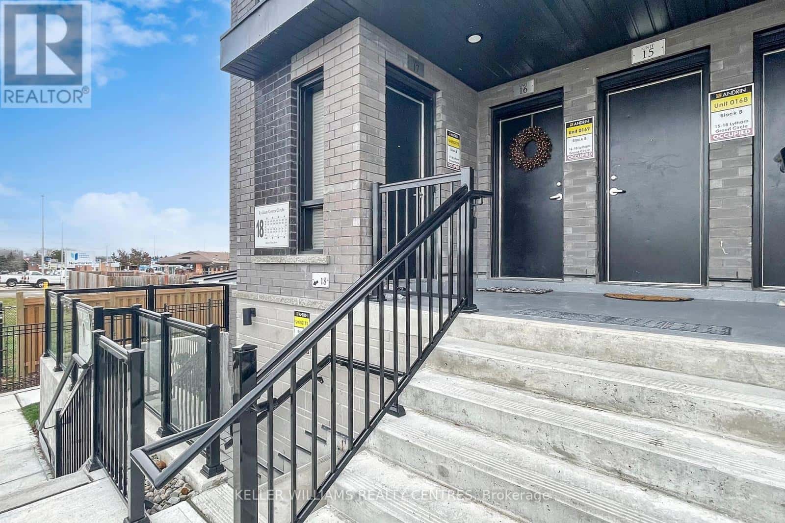 17 - 18 LYTHAM GREEN CIRCLE — Newmarket (Glenway Estates), Ontario - Photo 4 of 23