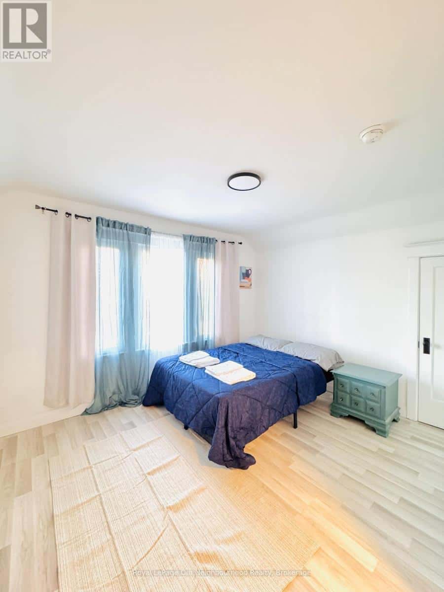 UPPER - 196 WALNUT STREET S — Hamilton (Corktown), Ontario - Photo 2 of 5