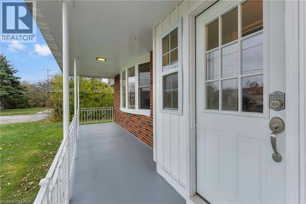 358 ALBANY Street — Fort Erie, Ontario - Photo 4 of 41