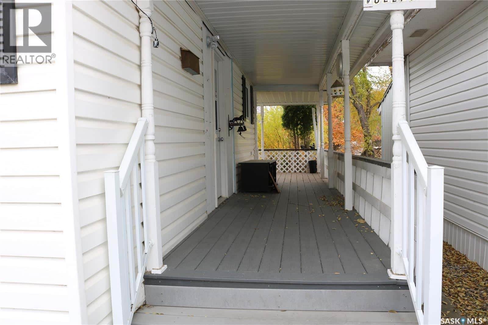 815 Willow STREET — Moosomin, Saskatchewan - Photo 2 of 32