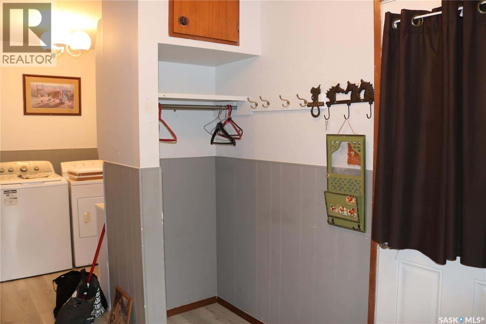 815 Willow STREET — Moosomin, Saskatchewan - Photo 3 of 32