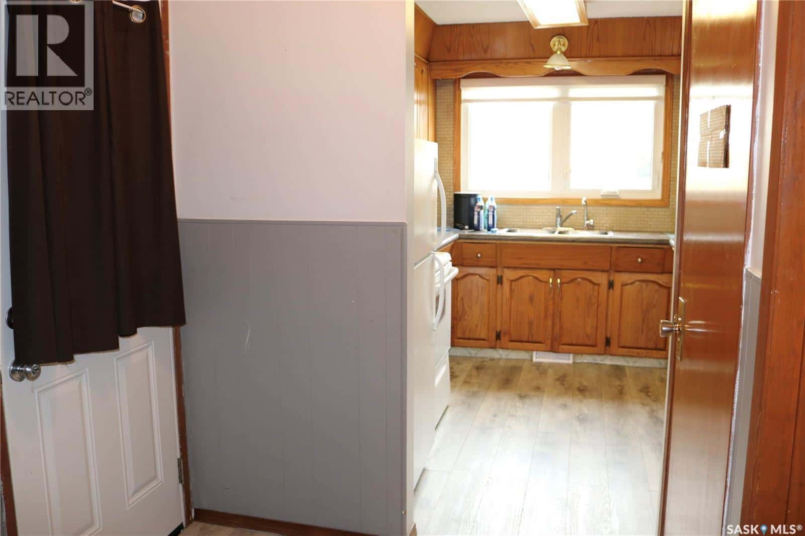 815 Willow STREET — Moosomin, Saskatchewan - Photo 5 of 32