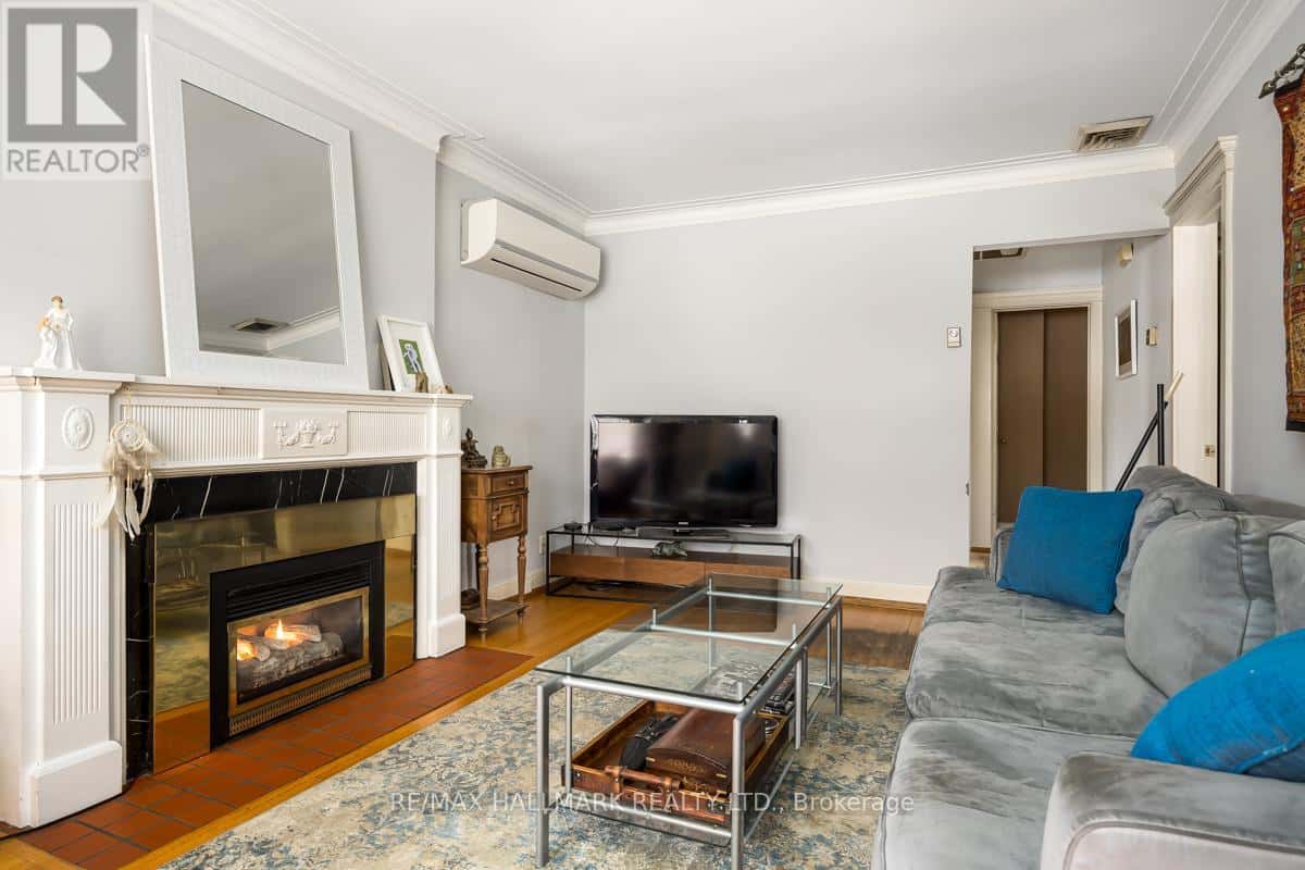 22 AIRLEY CRESCENT — Toronto (East York), Ontario - Photo 3 of 14