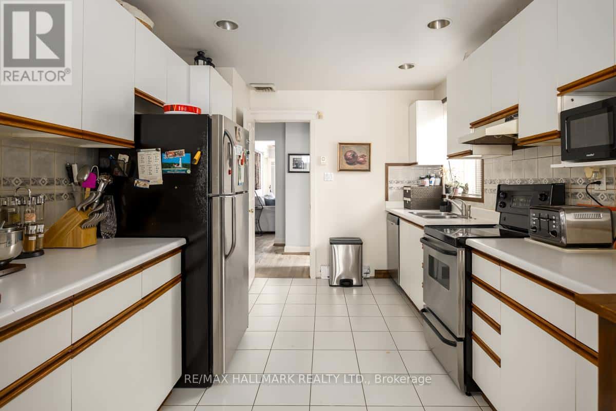 22 AIRLEY CRESCENT — Toronto (East York), Ontario - Photo 5 of 14