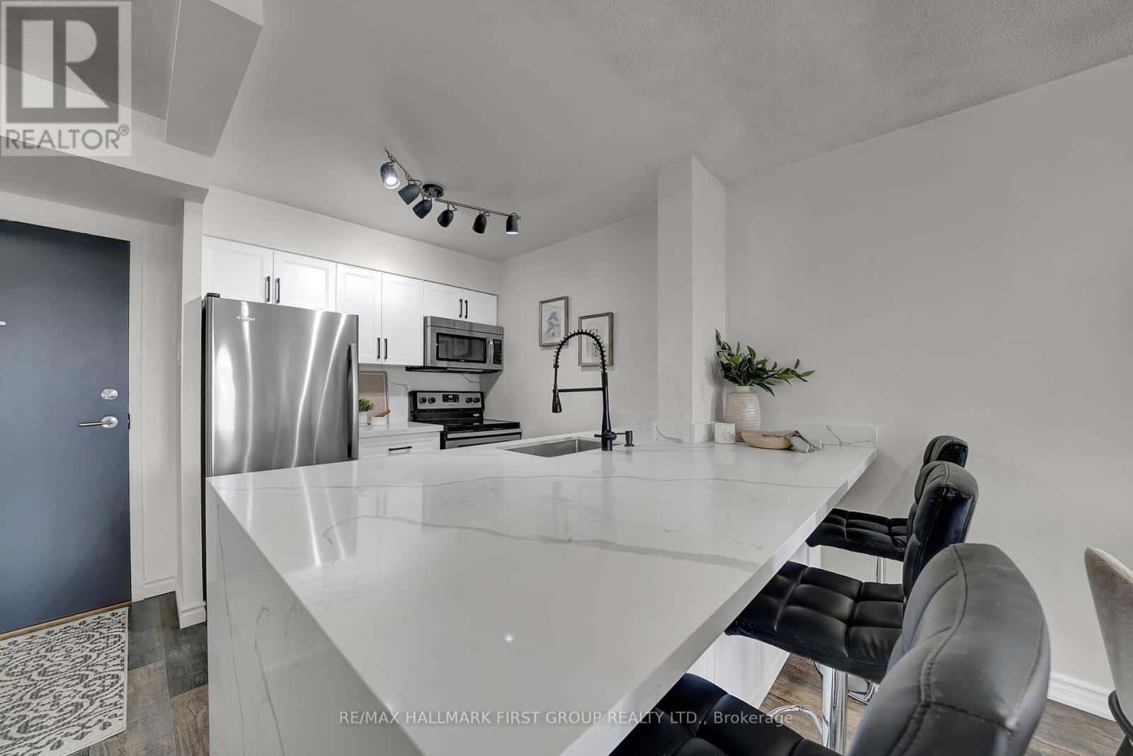 405 - 1665 PICKERING PARKWAY — Pickering (Village East), Ontario - Photo 4 of 36