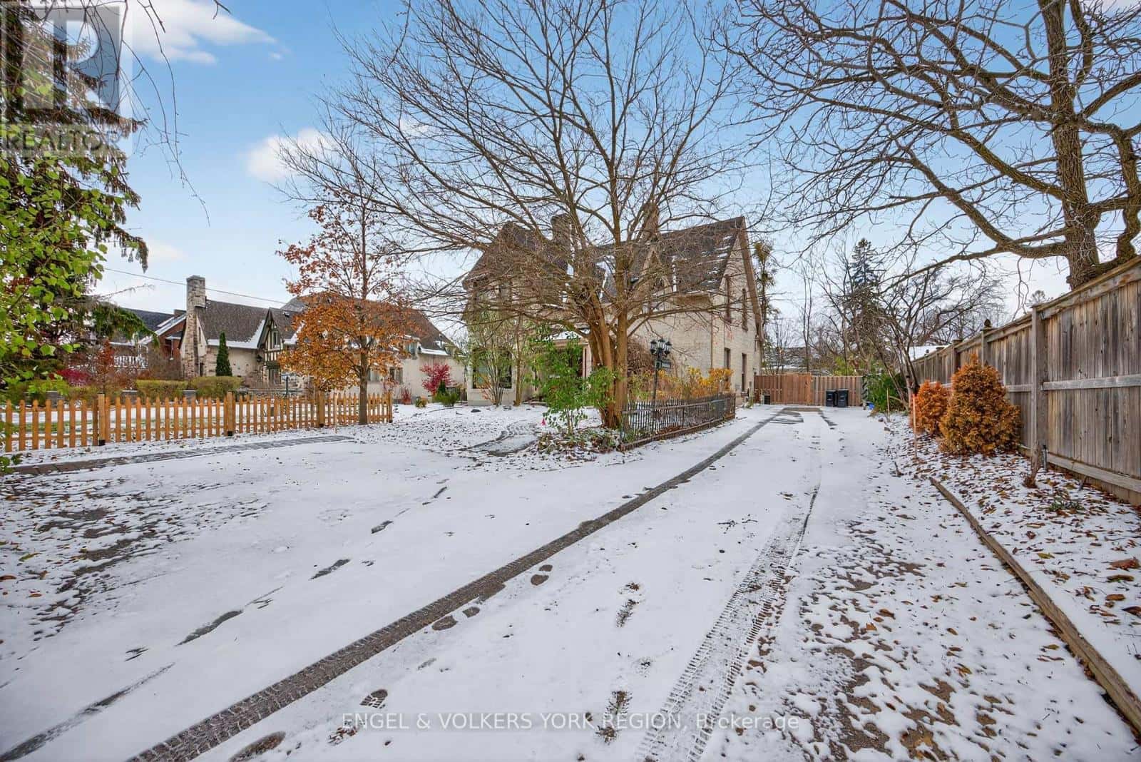 64 HIGH STREET — Barrie (Queen's Park), Ontario - Photo 3 of 28