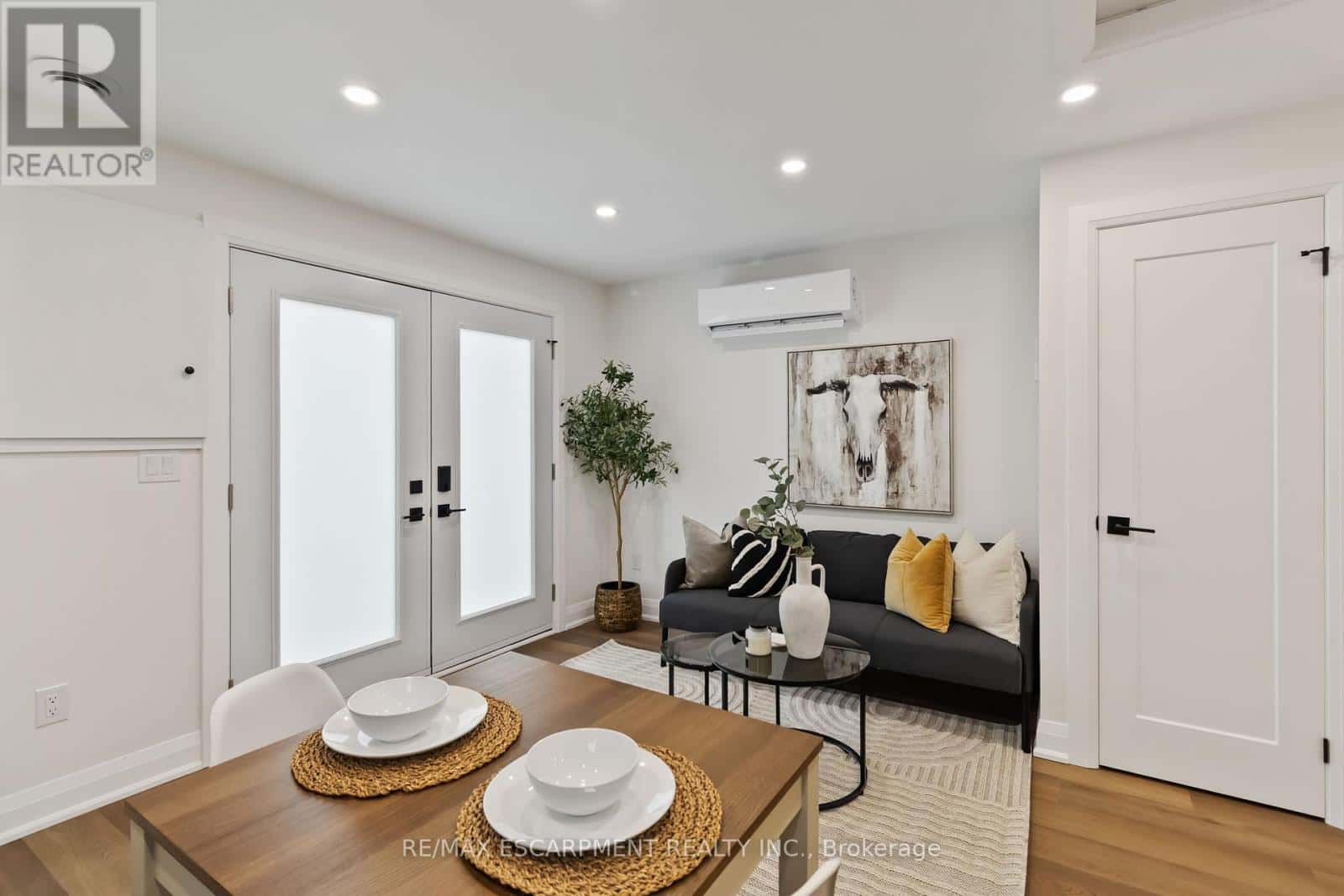 2 - 1332 MAJESTIC DRIVE — Burlington (Palmer), Ontario - Photo 2 of 22