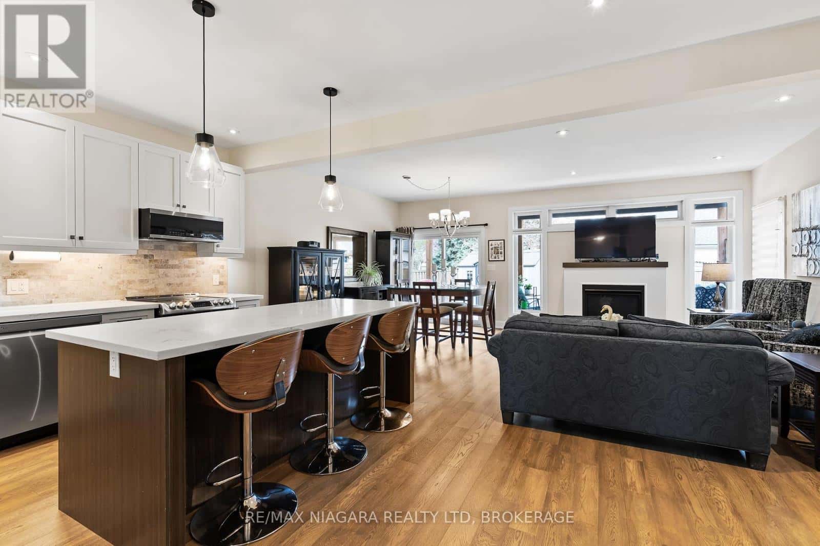 77B BROADWAY — St. Catharines (Port Weller), Ontario - Photo 4 of 32