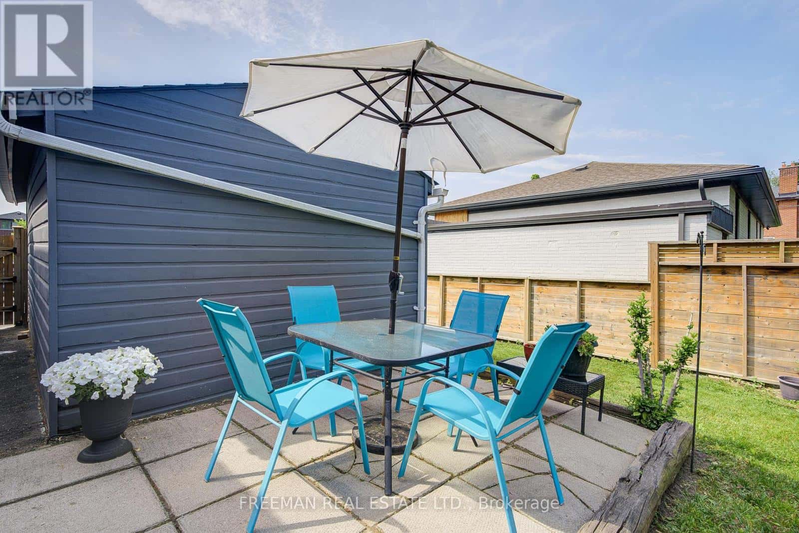 6 LLOYD GEORGE AVENUE — Toronto (Alderwood), Ontario - Photo 2 of 20