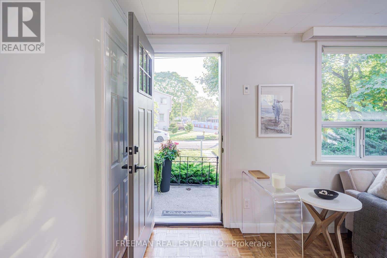 6 LLOYD GEORGE AVENUE — Toronto (Alderwood), Ontario - Photo 4 of 20