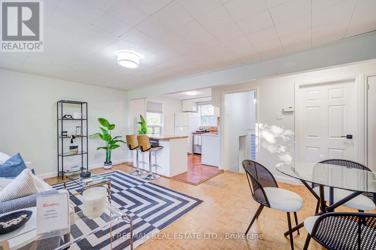 6 LLOYD GEORGE AVENUE — Toronto (Alderwood), Ontario - Photo 5 of 20