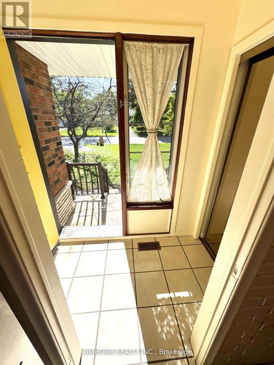 (MAIN) - 31 POPLAR ROAD — Toronto (Guildwood), Ontario - Photo 5 of 23