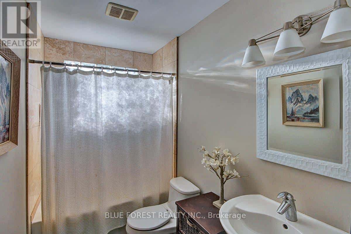 754 RIVERSIDE DRIVE — London North (North Q), Ontario - Photo 4 of 47