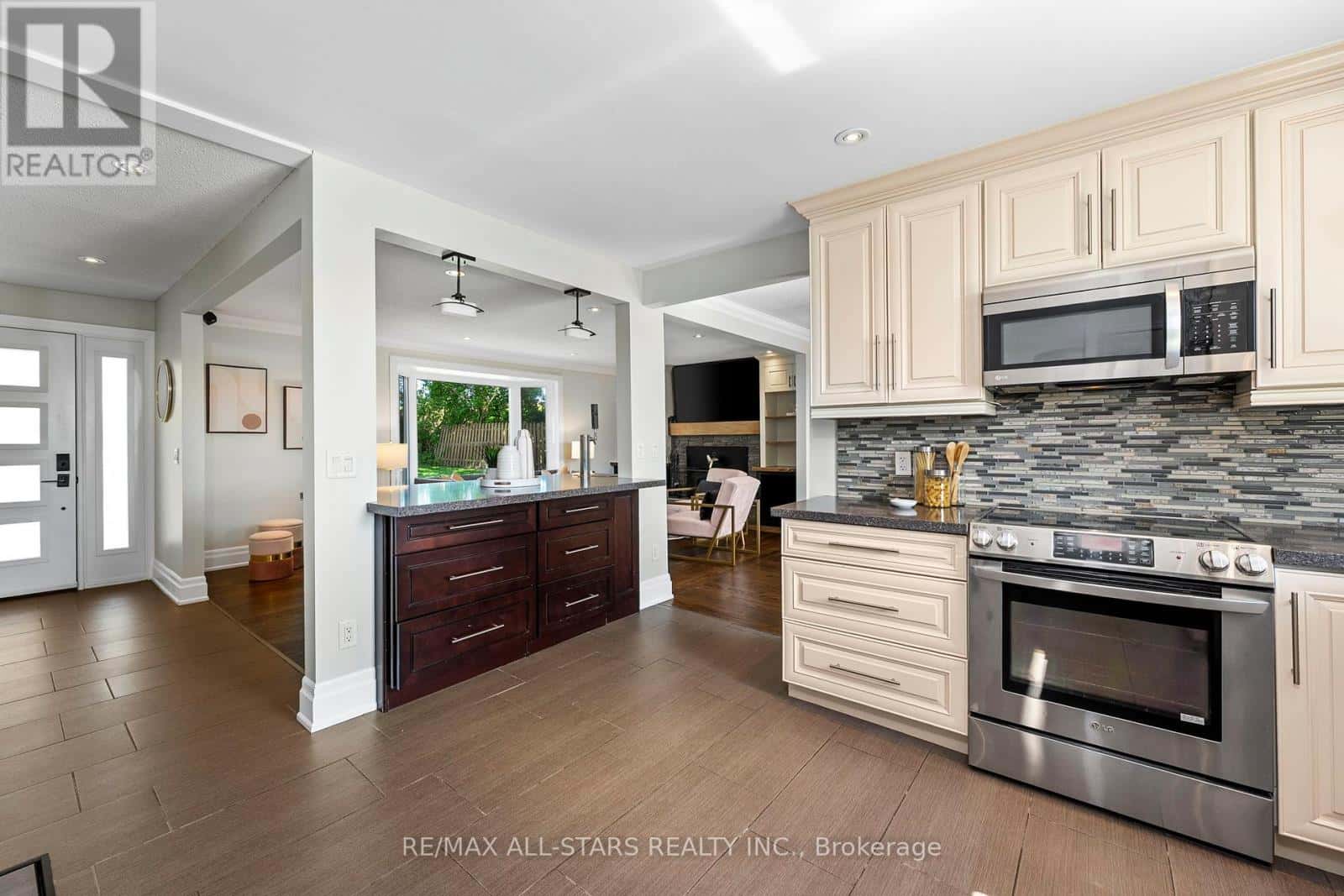 21002 LESLIE STREET — East Gwillimbury, Ontario - Photo 2 of 49