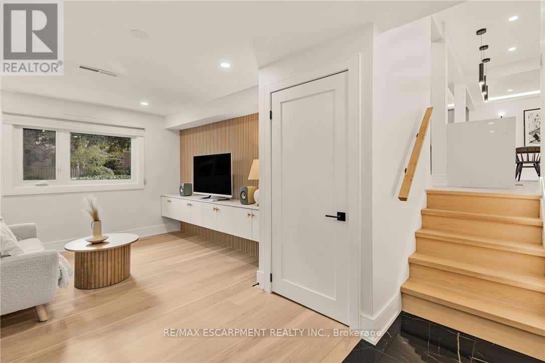 257 STRATHCONA DRIVE — Burlington (Shoreacres), Ontario - Photo 3 of 47