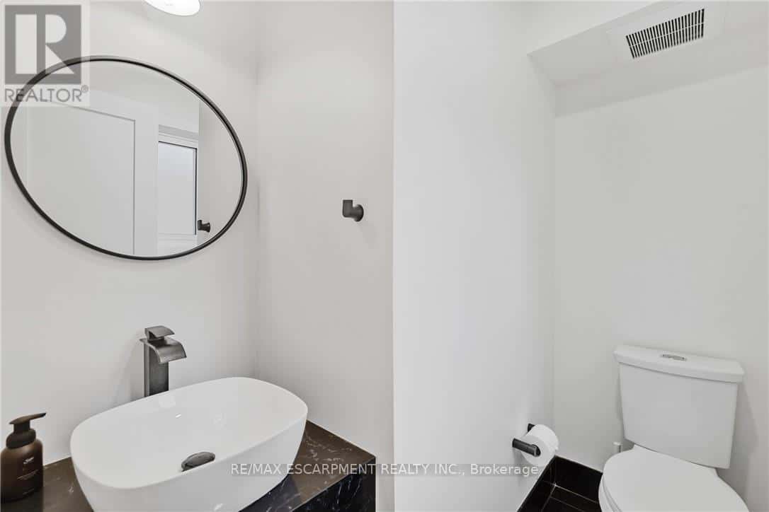 257 STRATHCONA DRIVE — Burlington (Shoreacres), Ontario - Photo 2 of 47