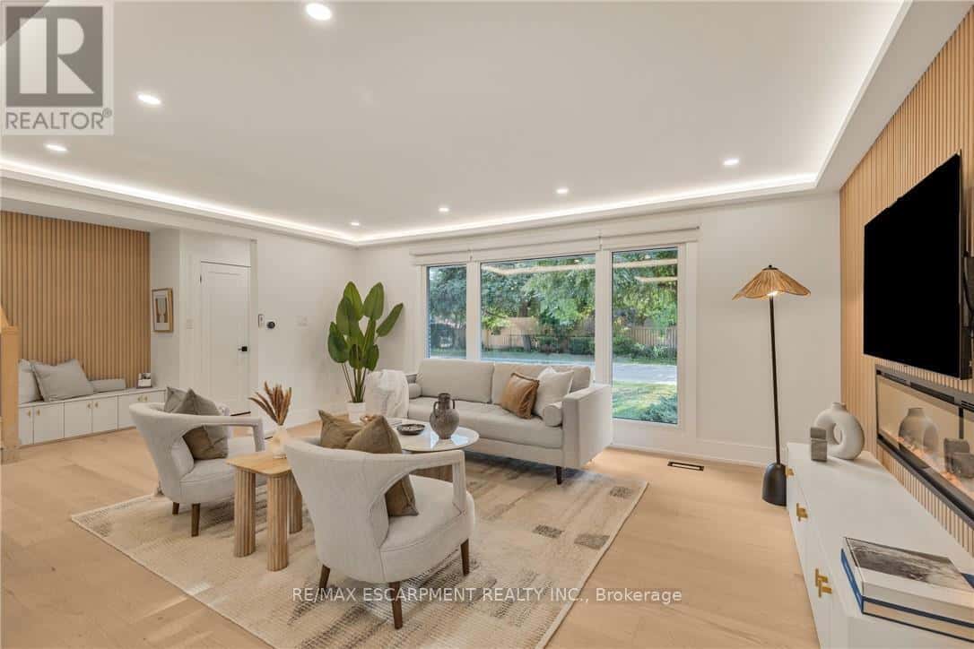 257 STRATHCONA DRIVE — Burlington (Shoreacres), Ontario - Photo 4 of 47