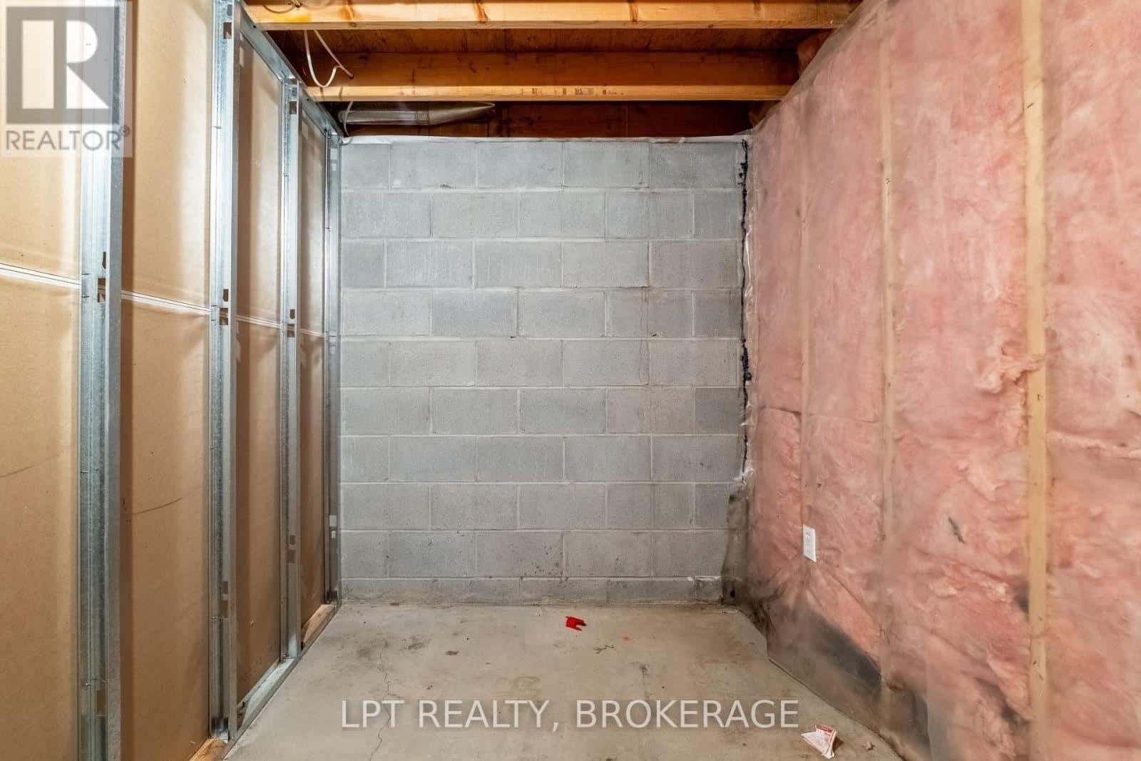 1049 WATERBURY CRESCENT — Kingston (City SouthWest), Ontario - Photo 2 of 37