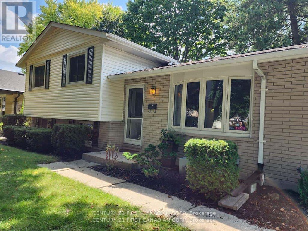 UPPER UNIT - 711 ALGOMA AVENUE — London North (North H), Ontario - Photo 4 of 24