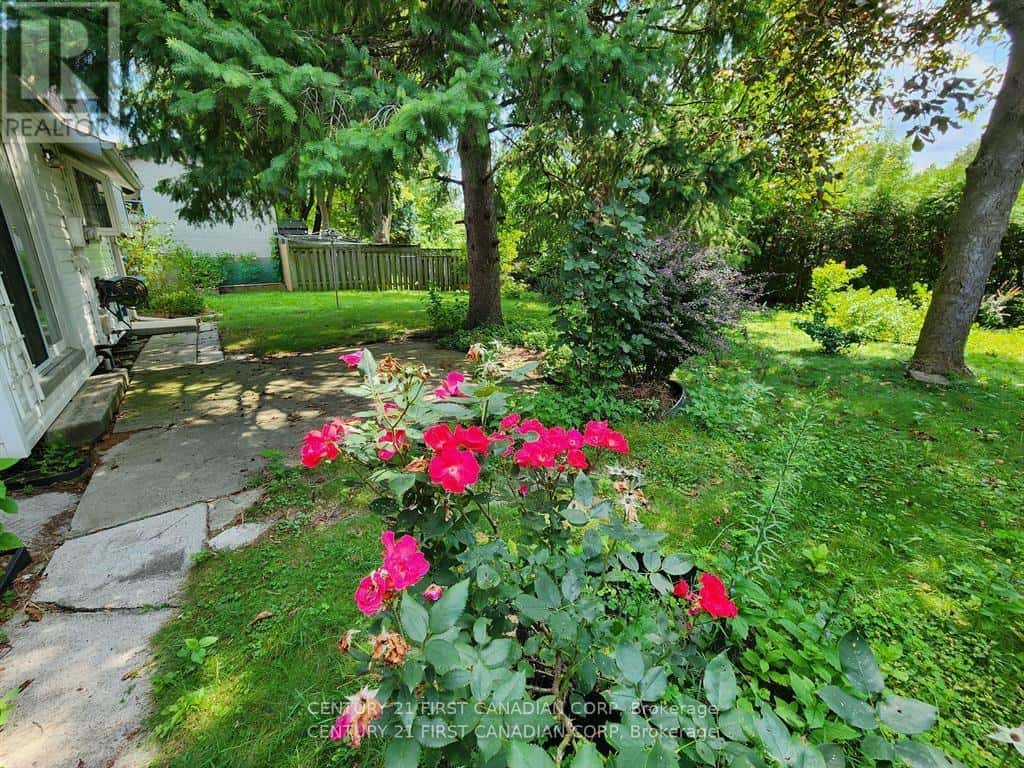 UPPER UNIT - 711 ALGOMA AVENUE — London North (North H), Ontario - Photo 2 of 24