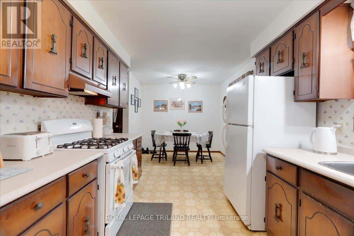 22827 MAYFAIR ROAD — Southwest Middlesex, Ontario - Photo 3 of 47