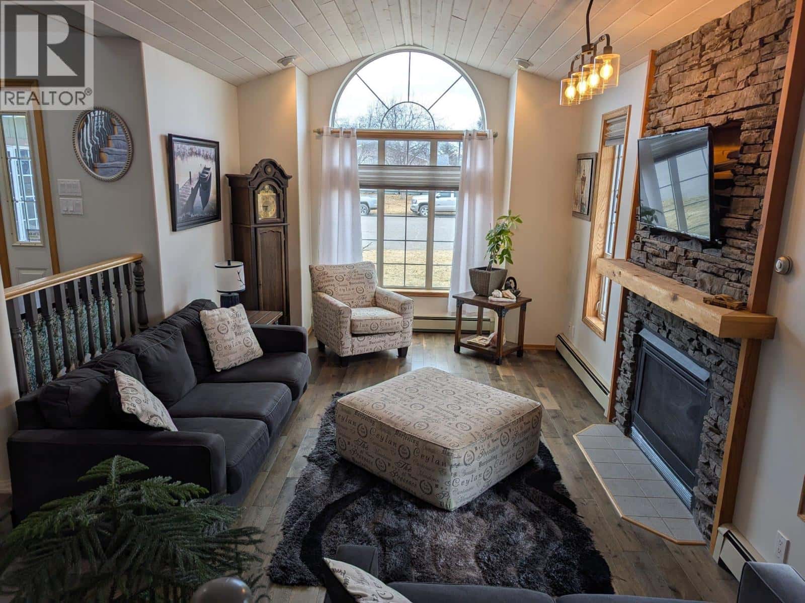 1311 LAGOPUS PLACE — Smithers, British Columbia - Photo 4 of 36