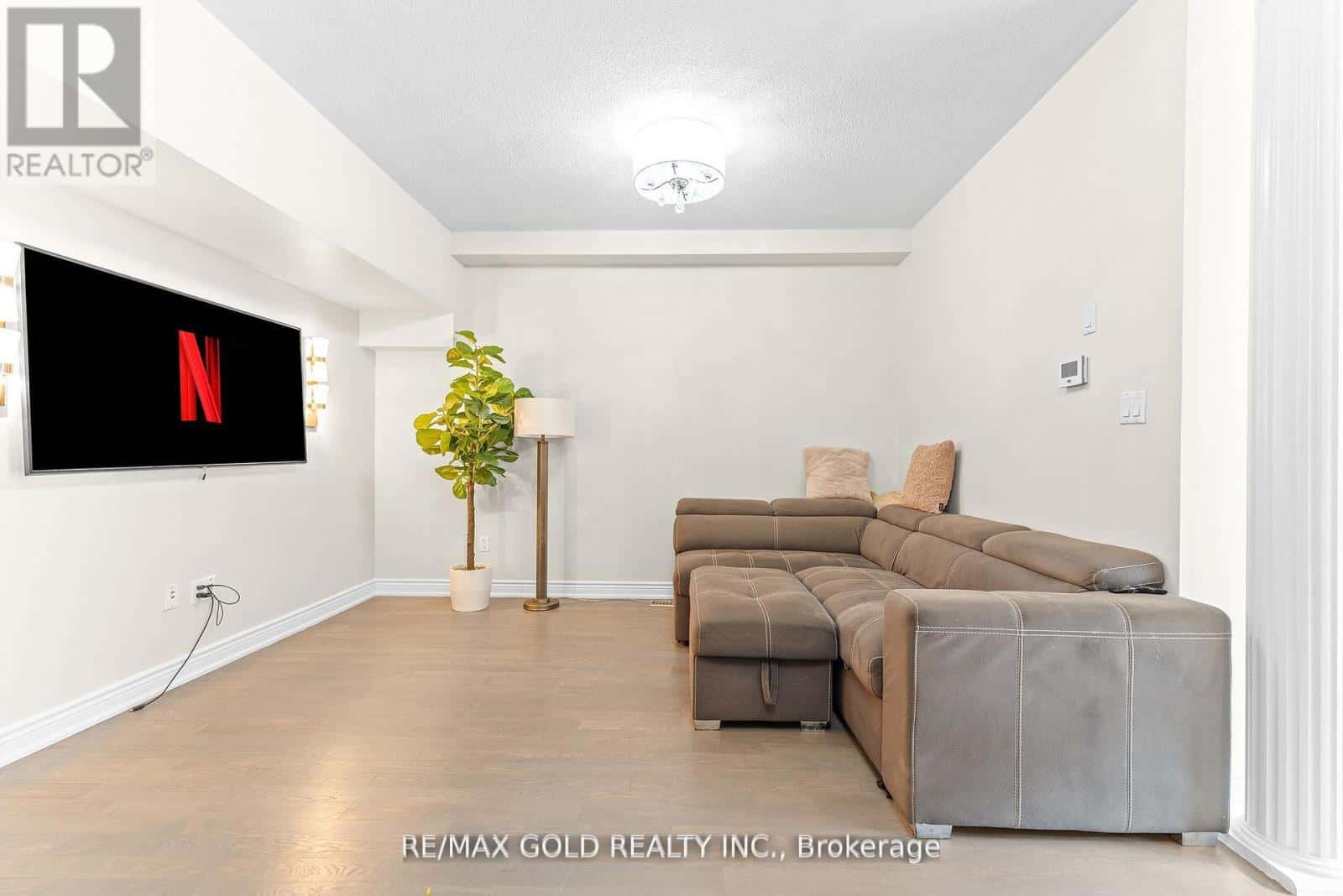 6 - 61 NELSON STREET W — Brampton (Downtown Brampton), Ontario - Photo 3 of 49