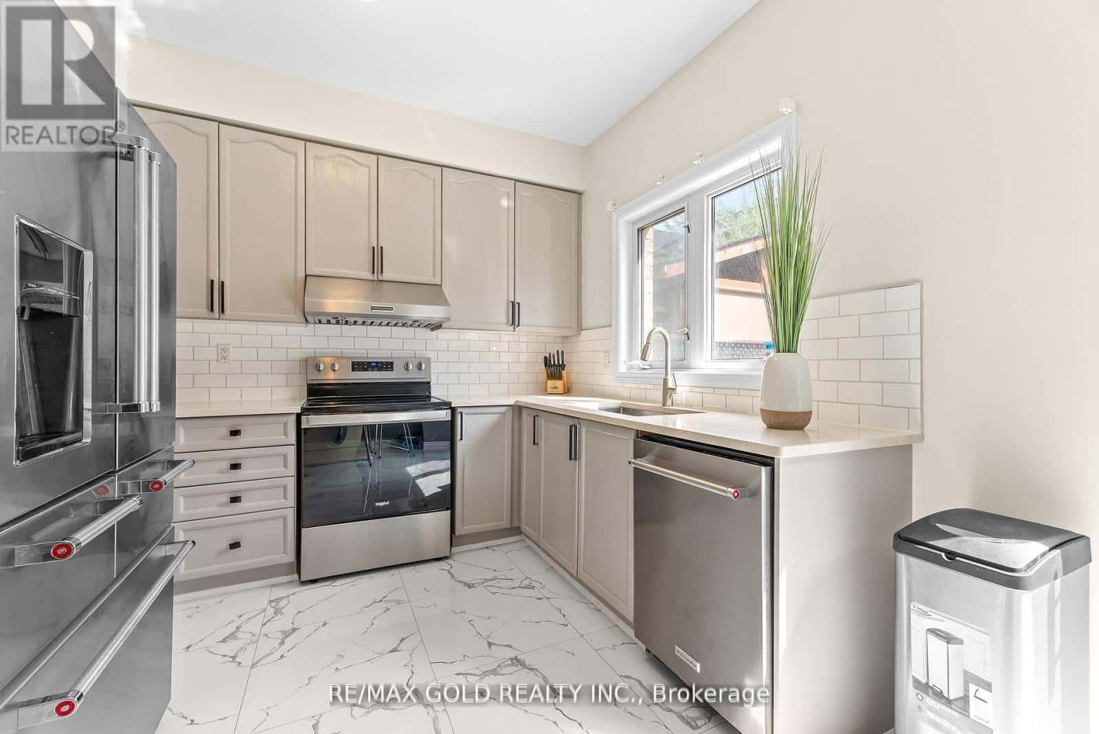 6 - 61 NELSON STREET W — Brampton (Downtown Brampton), Ontario - Photo 2 of 49