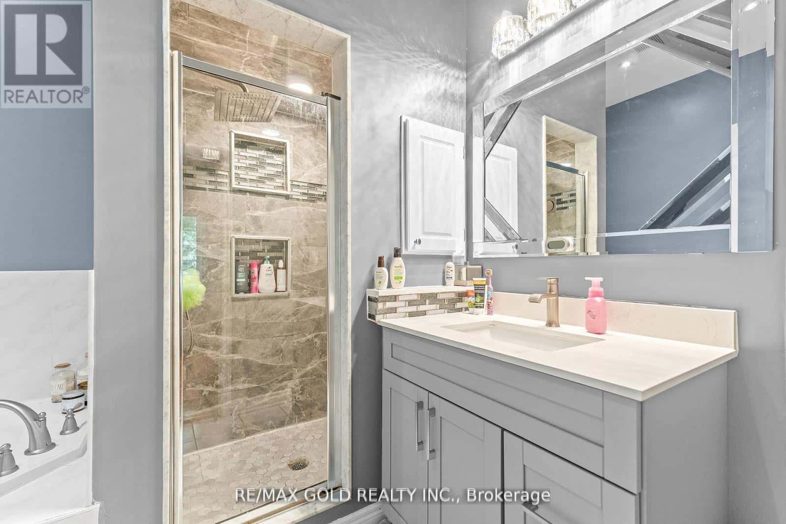 6 - 61 NELSON STREET W — Brampton (Downtown Brampton), Ontario - Photo 4 of 49