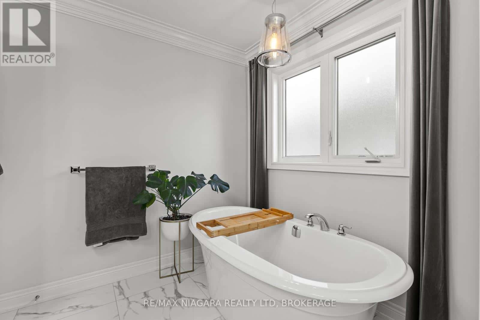 202 SOUTH PELHAM ROAD — Welland (Coyle Creek), Ontario - Photo 5 of 42