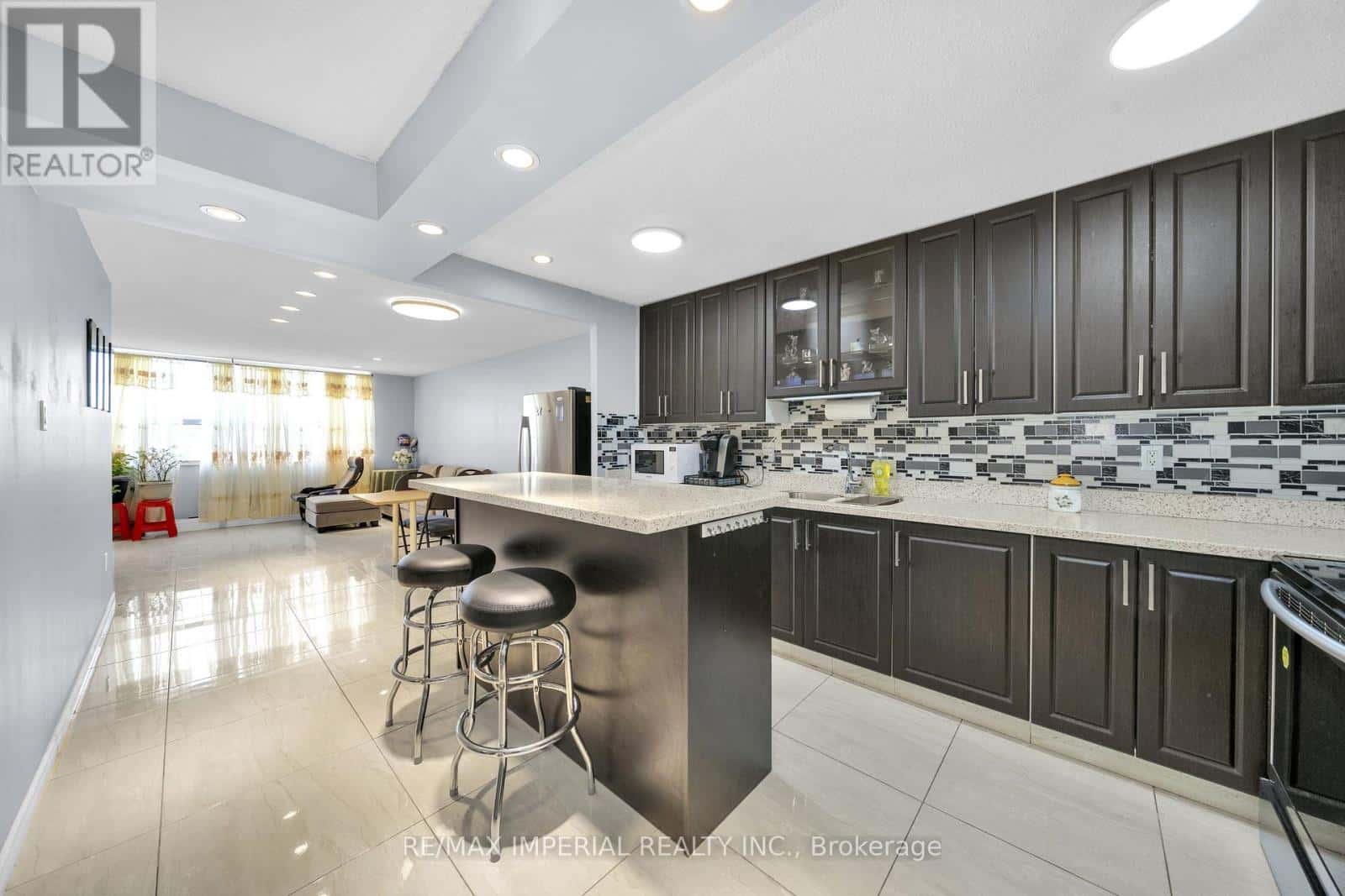 PH12 - 10 TOBERMORY DRIVE — Toronto (Black Creek), Ontario - Photo 4 of 36