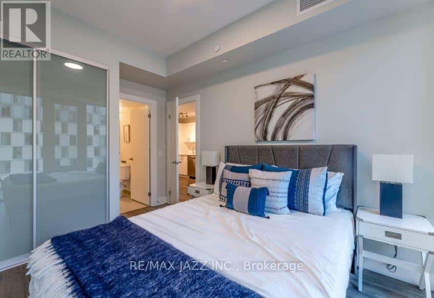 323 - 80 BOND STREET E — Oshawa (O'Neill), Ontario - Photo 5 of 16