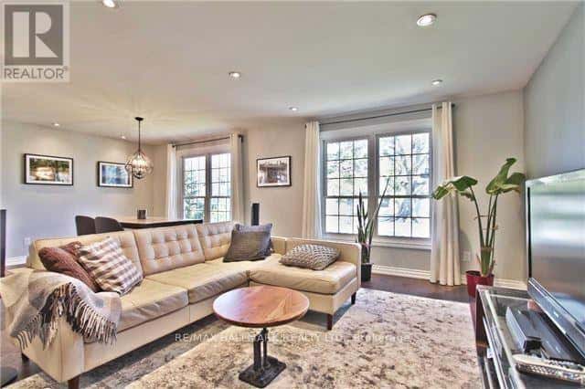 208 PINE COVE ROAD — Burlington (Roseland), Ontario - Photo 5 of 20