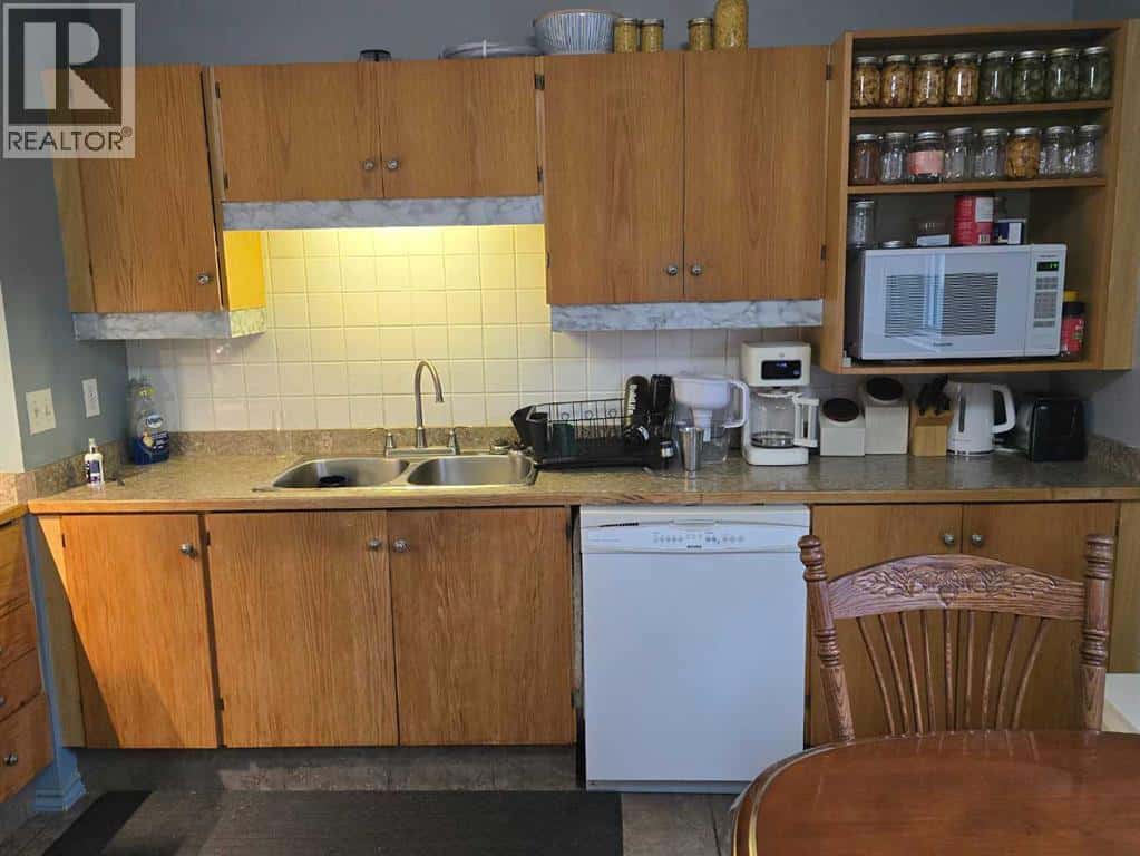 425A 7 Street N — Picture Butte, Alberta - Photo 2 of 29