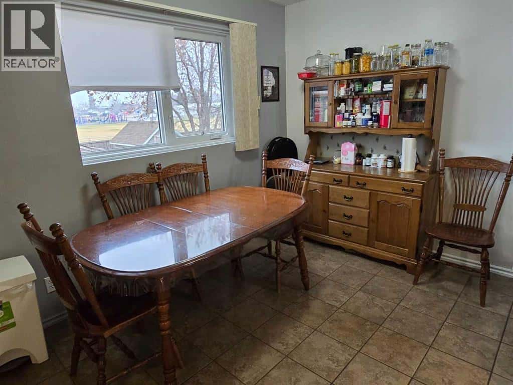 425A 7 Street N — Picture Butte, Alberta - Photo 4 of 29