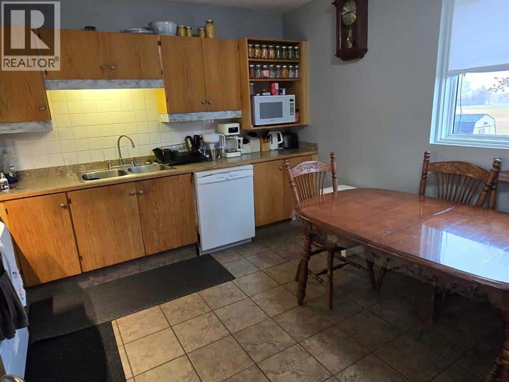 425A 7 Street N — Picture Butte, Alberta - Photo 5 of 29