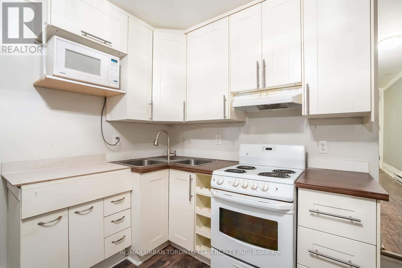 LOWER - 115A COXWELL AVENUE — Toronto (Woodbine Corridor), Ontario - Photo 3 of 28