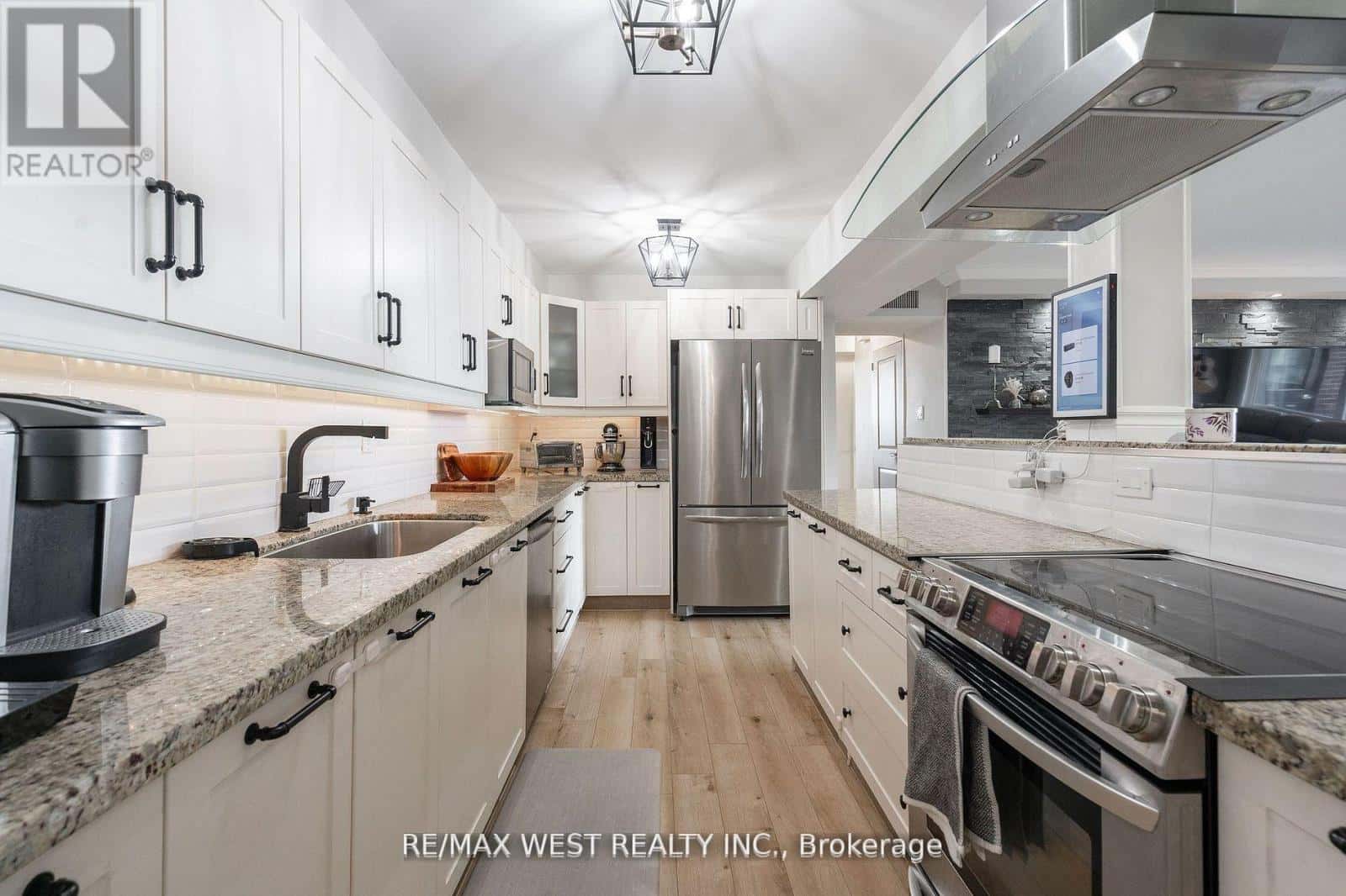 1603 - 61 RICHVIEW ROAD — Toronto (Humber Heights), Ontario - Photo 5 of 28