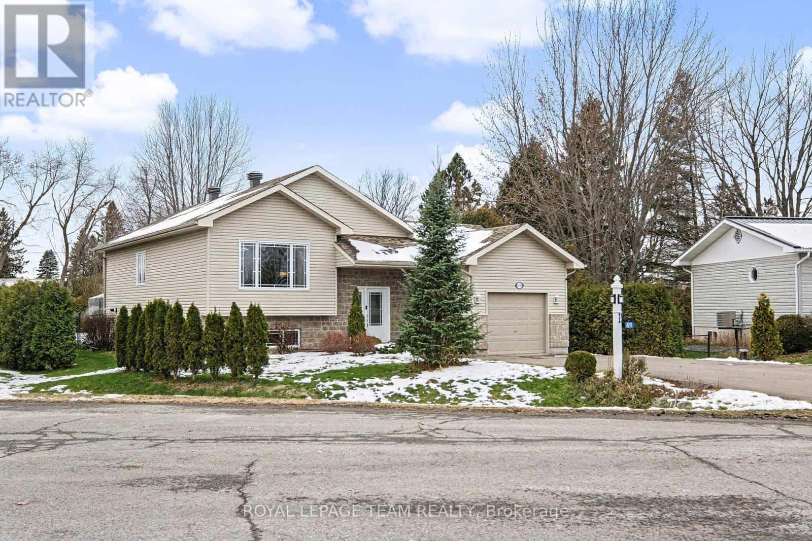 4298 SCHELL STREET — South Dundas, Ontario - Photo 2 of 28