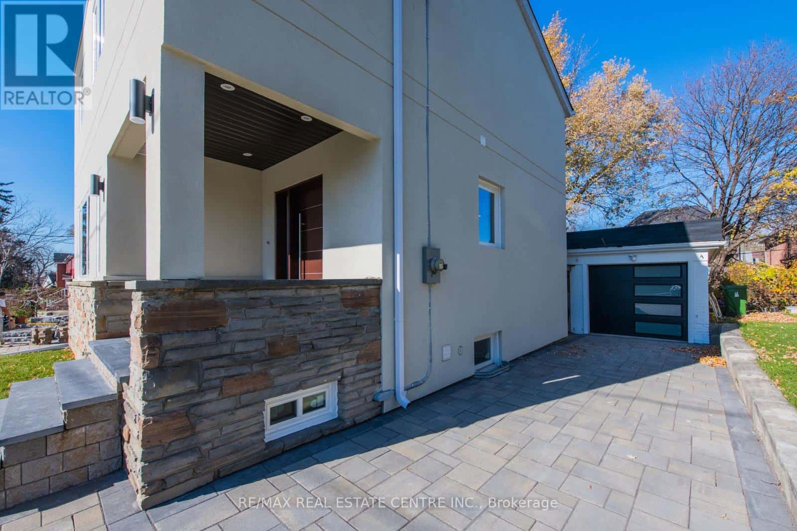 8 CLEARVIEW HEIGHTS — Toronto (Beechborough-Greenbrook), Ontario - Photo 2 of 14