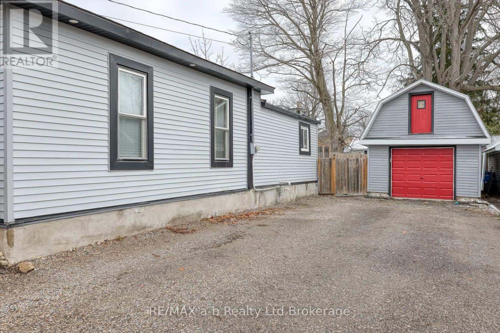 8 VICTORIA STREET — Norwich (Norwich Town), Ontario - Photo 2 of 32