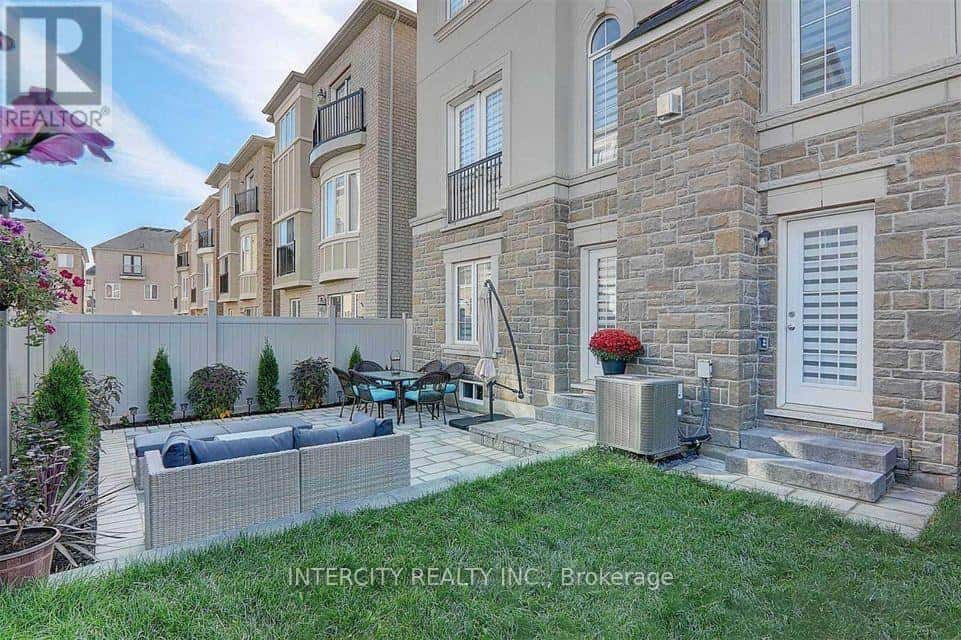 MAIN - 280 OXFORD STREET — Richmond Hill (Mill Pond), Ontario - Photo 3 of 16