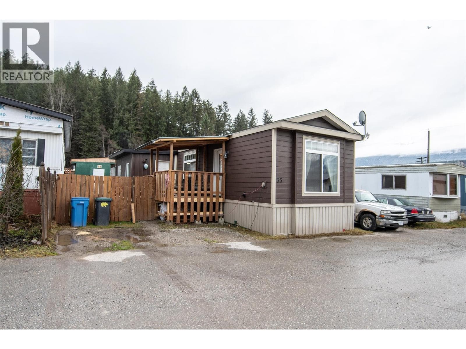 1400 12th Street — Golden, British Columbia - Main photo